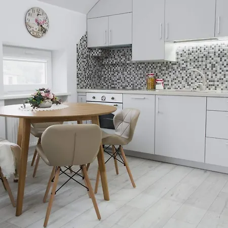 Daire Apartamentai Emira *